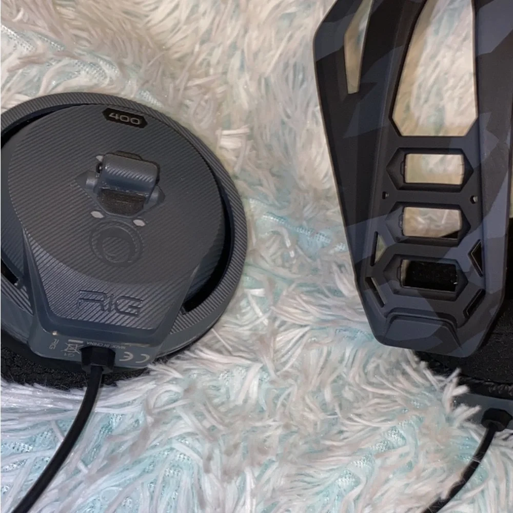 Selling because I have other sets of headphones brand brew color black and grey